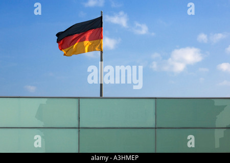 Deutsche Flagge am Reichstag Wand, Berlin, Deutschland Stockfoto