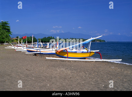 Traditionelle Fischerboote am Strand von Lovina Bali Indonesien Stockfoto