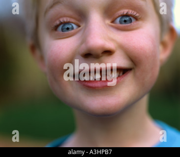 Kleiner Junge lächelnd mit Zahn fehlt Stockfoto