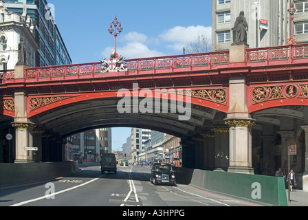 Holborn Viadukt viktorianische Straße Brücke Struktur geöffnet 1869 trägt die A40 Straße über Farringdon Straße & Subterranean River Flotte London England Großbritannien Stockfoto