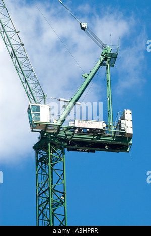 Nahaufnahme von Sir Robert McAlpine Kran auf einer Baustelle zeigt Zähler Gewicht Blöcke und Treiber engen Kabine Stockfoto