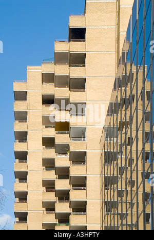 Ende Blick auf Apartment Block Gehäuse Balkone im mirror glass curtain wall Cladding auf moderne Bürogebäude Holborn London England UK wider Stockfoto