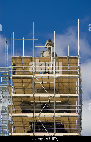 Schließen nach oben von Lord Nelsons Column & Gerüste als Arbeiter Wartung Reparaturen & Reinigung von Gerüst Turm Trafalgar Square London, Großbritannien Stockfoto