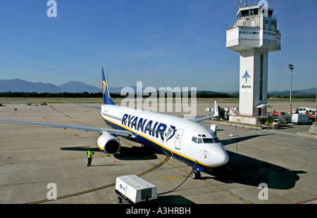 Ryanair-Flugzeug sitzt auf dem Rollfeld am Flughafen Girona in Spanien Stockfoto