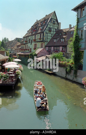 Touristenboot vorbei entlang der Wasserstraße. Colmar, Elsass, Frankreich. Stockfoto