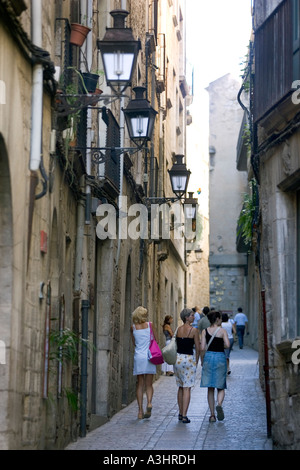 Einer der vielen engen Gassen in der historischen Stadt Girona in Spanien Stockfoto