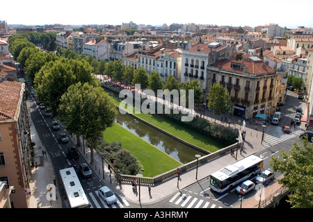 Luftaufnahme von Geschäften und Wohnungen durch den Fluss in Perpignan, Frankreich Stockfoto