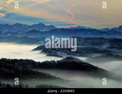 Blick vom Uetliberg Hügel in der Nähe von Zürich in die Alpes Schweiz Stockfoto