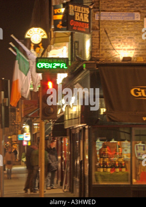 Baggot Street Lower mit Merrion Street Upper lokalen irischen Bars und Pubs, Dublin, Irland Stockfoto