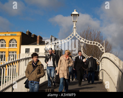 Ha'Penny Bridge, auch bekannt als Penny Ha'Penny Bridge und Liffey Bridge, River Liffey, Dublin, Irland Stockfoto