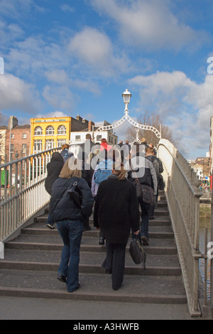 Ha'Penny Bridge, auch bekannt als Penny Ha'Penny Bridge und Liffey Bridge, River Liffey, Dublin, Irland Stockfoto