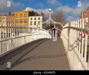 Ha'Penny Bridge, auch bekannt als Penny Ha'Penny Bridge und Liffey Bridge, River Liffey, Dublin, Irland Stockfoto