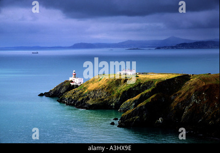 Irische Leuchtturm in Howth Head co Dublin mit Blick auf die Bucht von Dublin mit stimmungsvollen Licht Stockfoto
