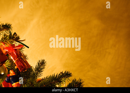 Geschmückter Weihnachtsbaum mit Schatten an Wand Stockfoto