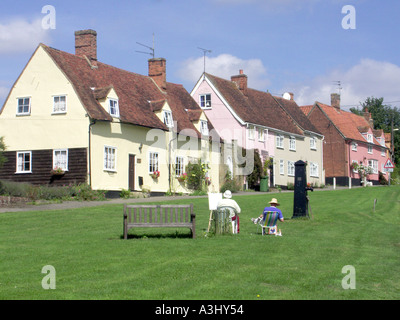 Mönche Eleigh Suffolk Dorfanger mit Hütten Menschen entspannen, einschließlich eines Künstlers Stockfoto