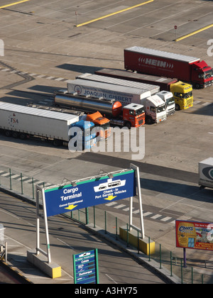 Dover Docks Kent England Klippe Draufsicht der Hafenanlagen mit geparkten LKW und Richtung Zeichen Portalen Stockfoto