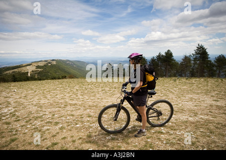 Weibliche Mountainbiker auf den Luberon in der Provence, Frankreich, Europa Stockfoto