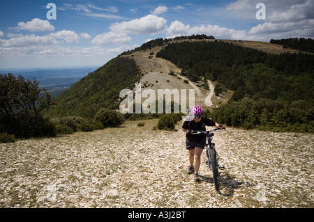 Weibliche Mountainbiker auf den Luberon in der Provence, Frankreich, Europa Stockfoto