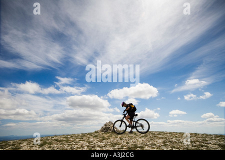 Weibliche Mountainbiker auf den Luberon in der Provence, Frankreich, Europa Stockfoto
