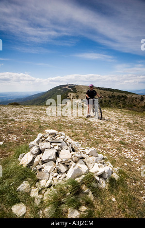 Weibliche Mountainbiker auf den Luberon in der Provence, Frankreich, Europa Stockfoto