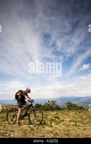 Weibliche Mountainbiker auf den Luberon in der Provence, Frankreich, Europa Stockfoto