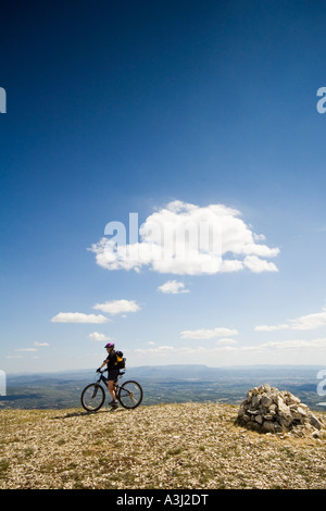 Weibliche Mounatin Biker auf den Luberon in der Provence, Frankreich, Europa Stockfoto
