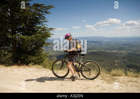 Weibliche Mounatin Biker auf den Luberon in der Provence, Frankreich, Europa Stockfoto