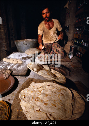 Kochen Chapatis im tandoori Ofen Lahore, Pakistan Stockfoto