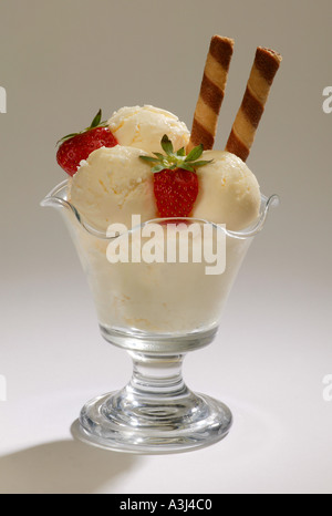 VANILLE-EIS, ERDBEEREN UND SCHOKOLADE WAFFELN EISBECHER GLAS Stockfoto