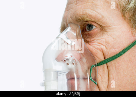 Mann trägt Sauerstoff-Maske Stockfoto