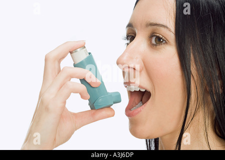 Frau mit Inhalator Stockfoto