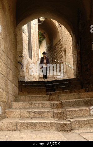 Religiöse Juden, die zu Fuß durch schmale gepflasterte Gasse im jüdischen Viertel, alte Stadt Ost-Jerusalem, Israel Stockfoto