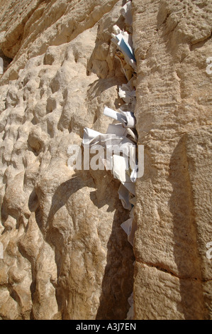 Zettel mit Gebete eingekeilt in die Ritzen der Klagemauer jüdische heilige Stätte in der Altstadt von Jerusalem Israel Stockfoto