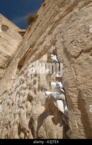 Zettel mit Gebete eingekeilt in die Ritzen der Klagemauer jüdische heilige Stätte in der Altstadt von Jerusalem Israel Stockfoto