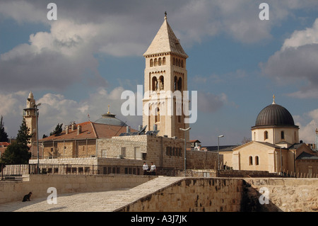 Blick über die Dächer in Richtung Turm der Evangelisch-Lutherischen Kirche des Erlösers in Christian Quarter, Altstadt Ost-Jerusalem Israel Stockfoto