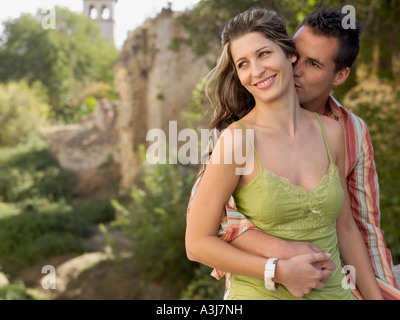 Mann küssen Frau am Hals Stockfoto