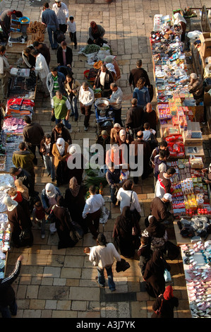 Blick hinunter vom Damaskustor entlang der Hauptstraße von muslimischen Viertel Ost-Jerusalem Israel Stockfoto