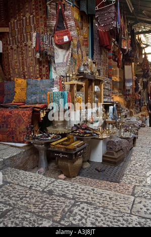 Souvenirs zum Verkauf in einem Souvenirladen auf dem Muristan Markt in der Altstadt des Christlichen Viertels Ost-Jerusalem Israel Stockfoto