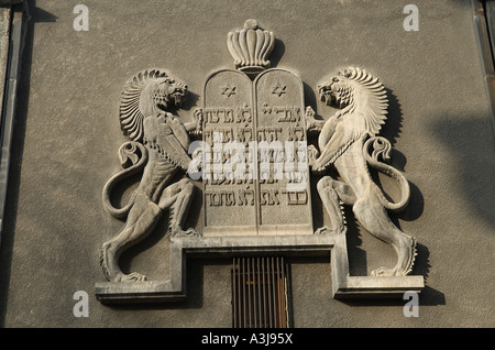Reliefskulptur mit den Gesetztafeln (zehn Gebote), flankiert von zwei Löwen an der Fassade der Yeshua Tova Synagoge in Bukarest Rumänien Stockfoto
