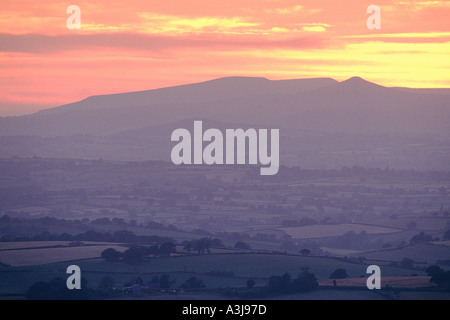 ANSICHT WEST ÜBER USK TAL MIT BLICK AUF ZUCKERHUT WALES UK Stockfoto