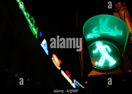 Beleuchteten Zebrastreifen grüne Ampel für Fußgänger in der Nacht Stockfoto