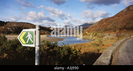 WANDERWEG SCHILD MIT FLUSS IM HINTERGRUND NORDWALES UK Stockfoto