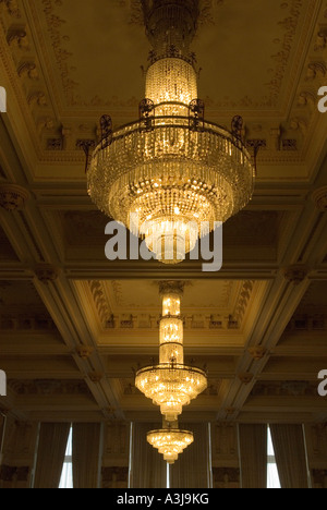 Elegante Kristall-Kronleuchter von der Palast des Parlaments (Palatul Parlamentului) in Bukarest, Rumänien Stockfoto