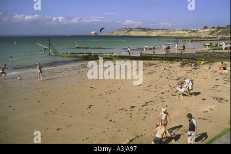 Urlauber am Strand von Colwell Bay Isle Of Wight England UK Stockfoto