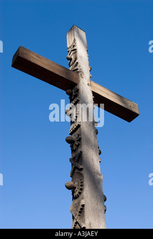 Geschnitztes Holzkreuz, ausgestellt im ethnographischen Dorfmuseum. (Muzeul National al Satului Dimitrie Gusti) in Bukarest Rumänien Stockfoto