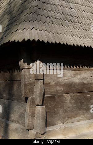 Bauernhaus aus Holz im ethnographischen Dorfmuseum. (Muzeul National al Satului Dimitrie Gusti) in Bukarest Rumänien Stockfoto