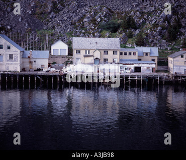 Fischerdorf nördlich des Polarkreises Noway gesehen von einer norwegischen Küste Reise Kreuzfahrt Norwegen Finnmark Stockfoto