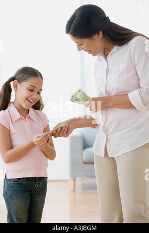 Mutter, Tochter Taschengeld Stockfoto