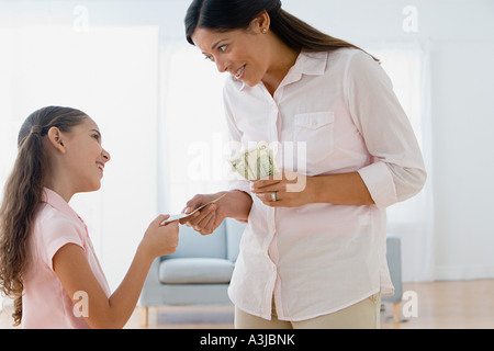 Mutter, Tochter Taschengeld Stockfoto