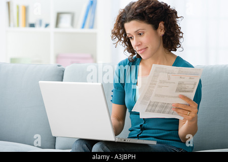 Frau bezahlte Rechnungen online Stockfoto